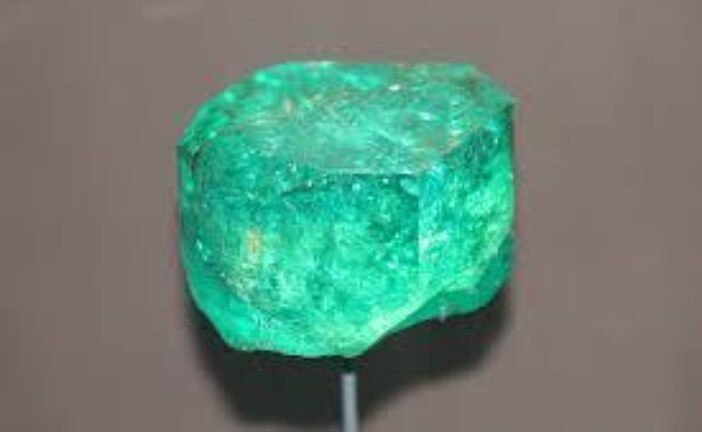 فوائد الزمرد من الناحيَّة الروحانيَّة-اقوى وافضل شيخة روحانية مغربية الشيخة ام عبد اللطيف0096176077739